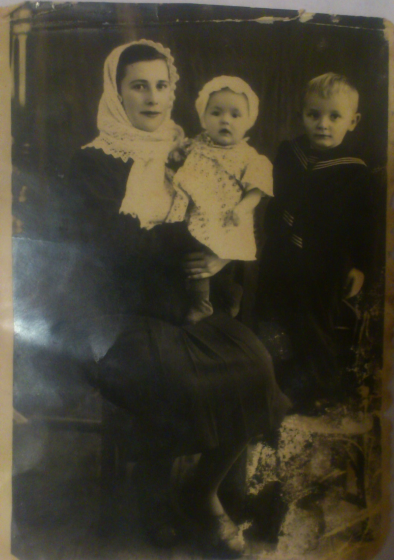 На фото наша бабушка Бабак Антонина Ивановна (Перевозняя Антонина Ивановна) с нашей мамой и дядей.