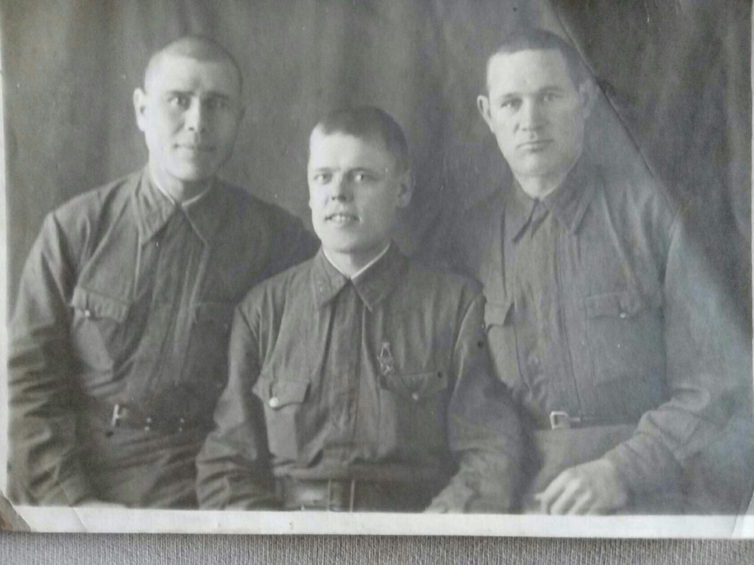 Алфёров Андрей Фёдорович (справа) с друзьями, 2 февраля 1942 года