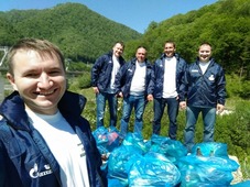 Работники ООО "Газпром социнвест" на субботнике. Участники собрали бытовой мусор и очистили русло реки Мзымта от поваленных деревьев