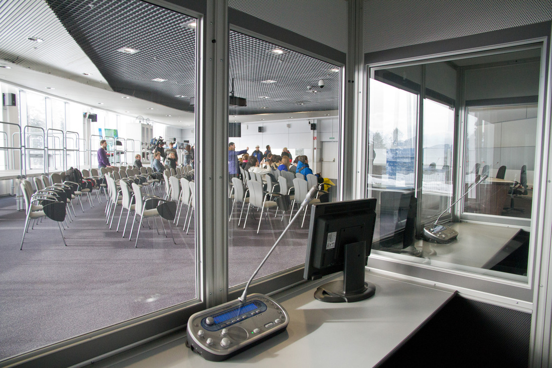 Вид из операторской кабины в зале для пресс-конференций биатлонного стадиона