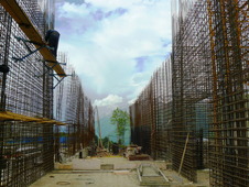 Монтаж металлоконструкций на строительной площадке гостиничного комплекса