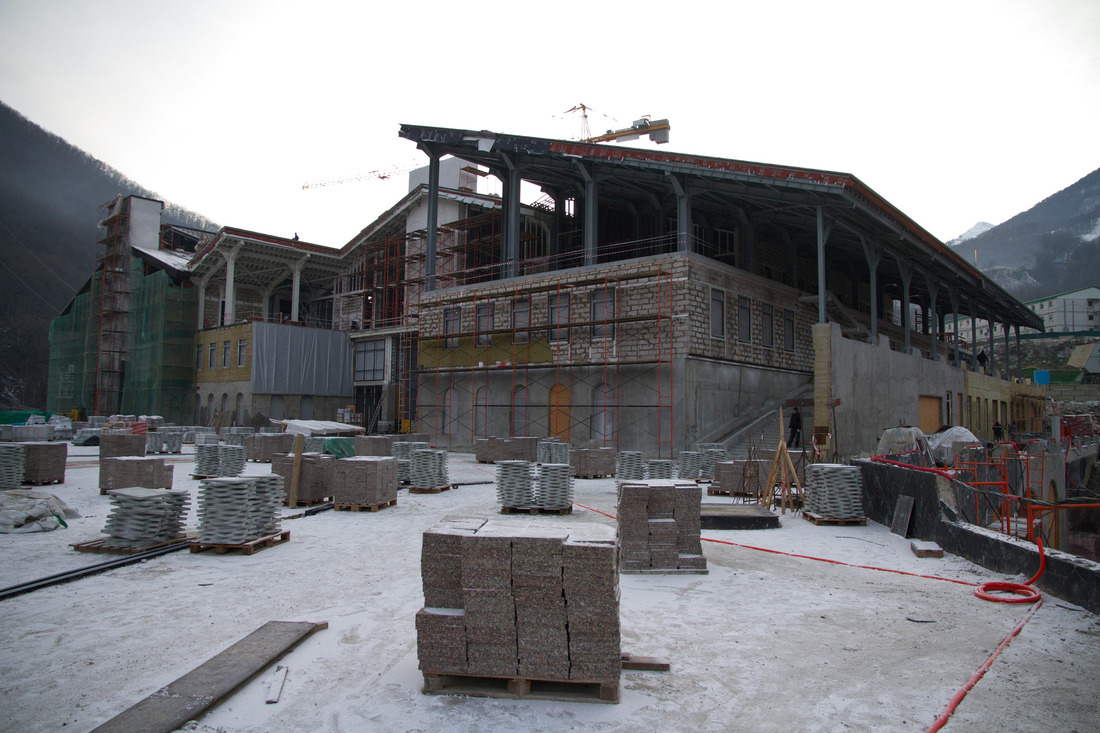 Строящееся здание нижней станции канатных дорог «ГК „Альпика-cервис“»
